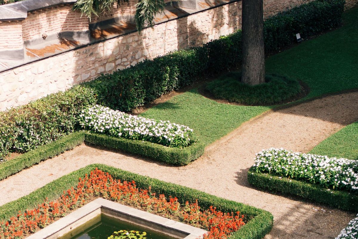 Aangelegde tuin met hagen, borders en tuinpaden