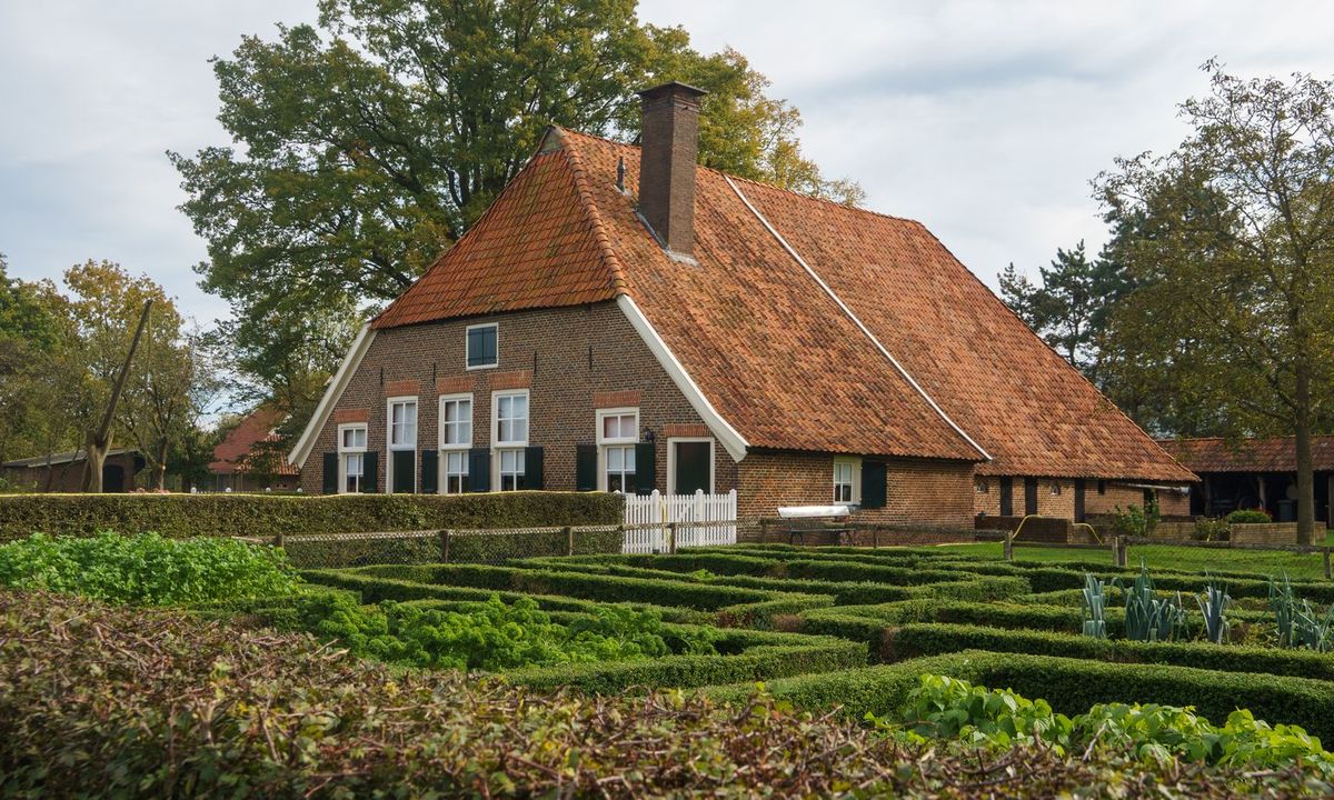 Brabantse boerderij met formele tuin in de regio Son en Breugel